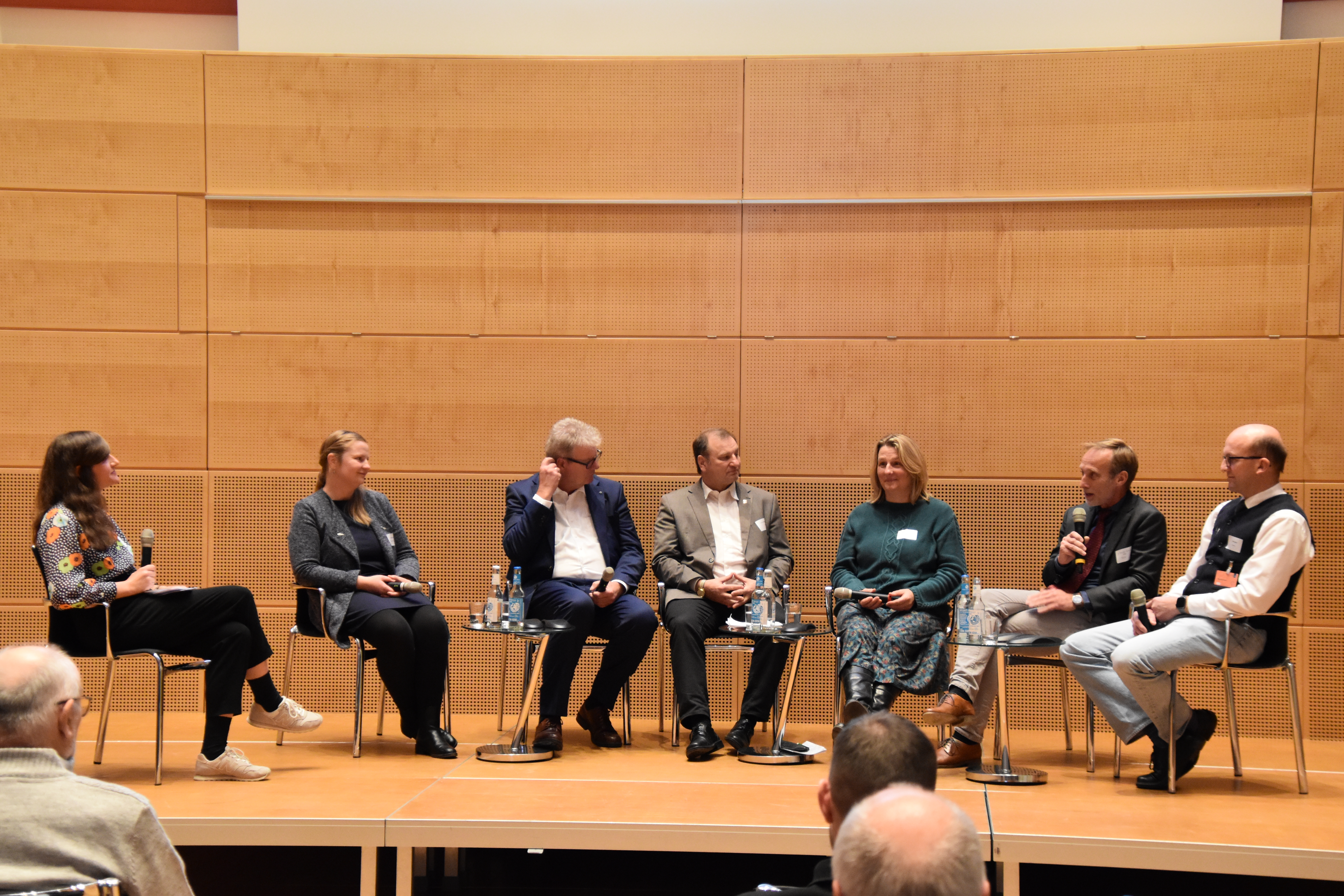 Auf dem Panel diskutierten (von links nach rechts):  Dr. Heike Schwermer (CeOS), Dr. Katja Hockun (Deutsche Umwelthilfe), MdL Thomas Hölck (SPD), MdL Volker Nielsen (CDU), MdL Silke Backsen (Bündnis 90/Die Grünen), MdL Michael Schunck (SSW), Erik Meyer – Fischwirtschaftsmeister aus Kalifornien, Schleswig-Holstein.